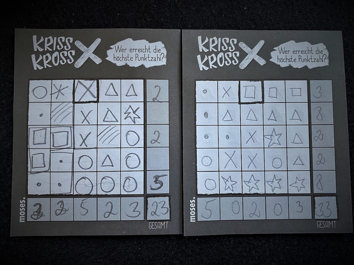 Die ausgefüllten Spielblätter zeigen die Wertungen je Spalte und Reihe.