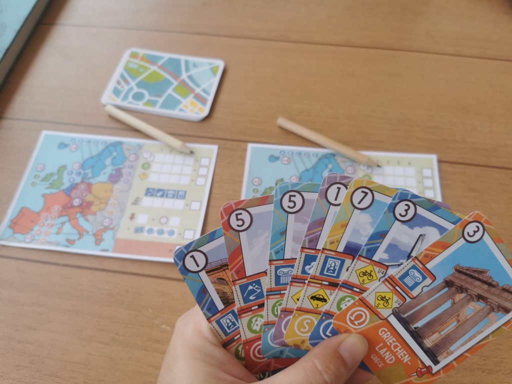 Spielvorbereitung: Alle erhalten 7 Karten, einen Stift und ein Blatt