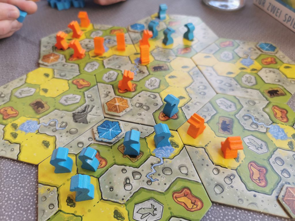 Spielsituation, zahlreiche Figuren sind gesetzt