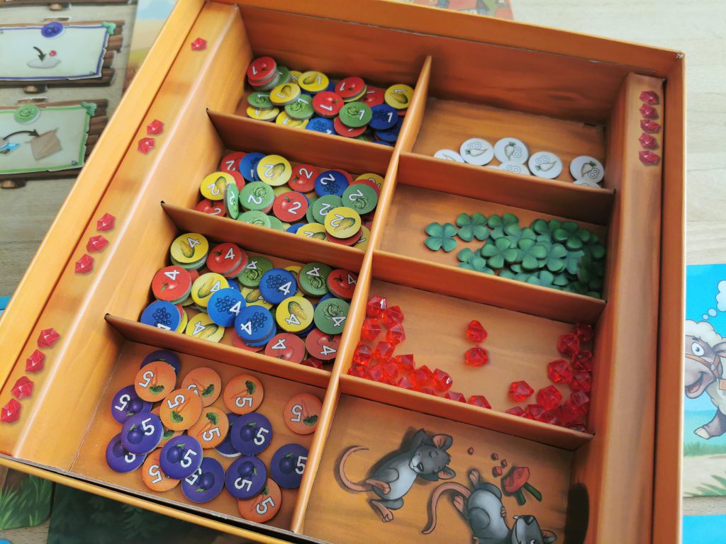 Schachtel mit sortiertem Spielmaterial