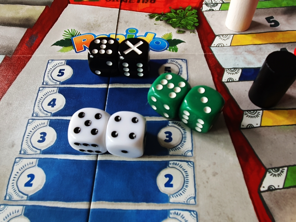 Drei Würfelpaare auf den Würfelfeldern