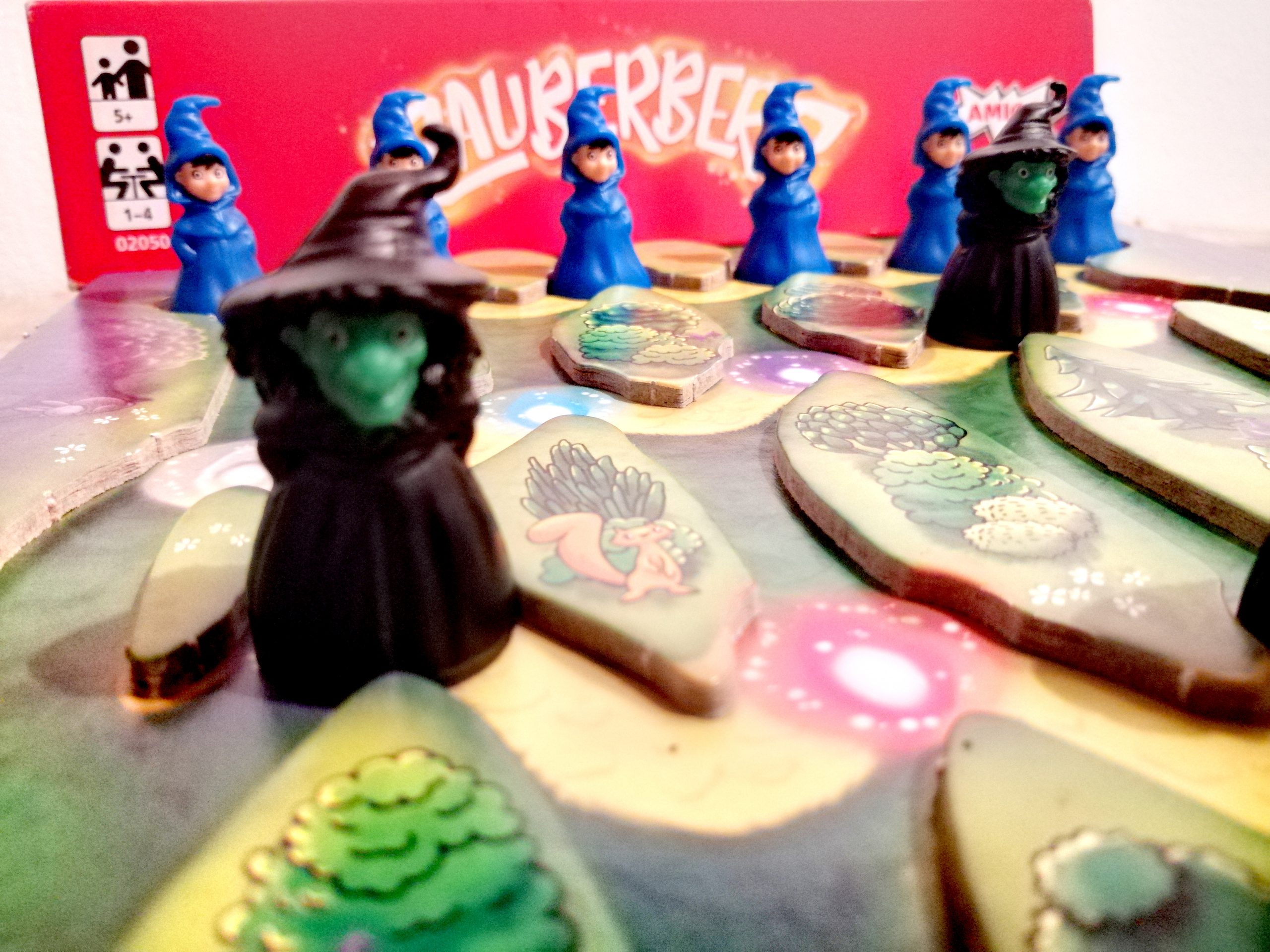 Insgesamt müssen 10 Figuren ihren Platz einnehmen. Außerdem werden vier Stützen an dem Spielbrett angebracht. Schon kann das Spiel beginnen. 