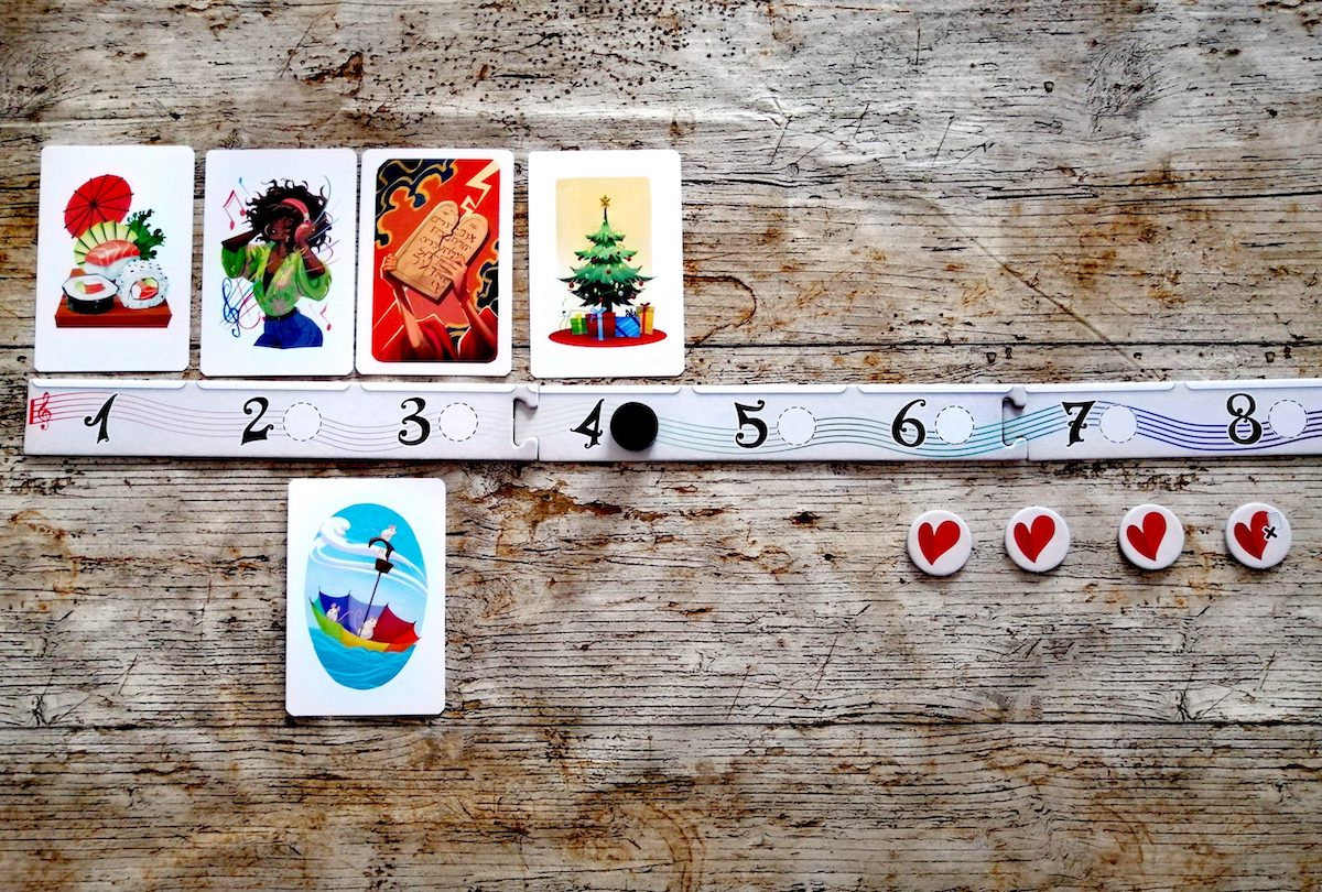 Anhand von bunten Motiven verschiedener Themen sollen wir uns im Stillen auf eine Karte einig werden.