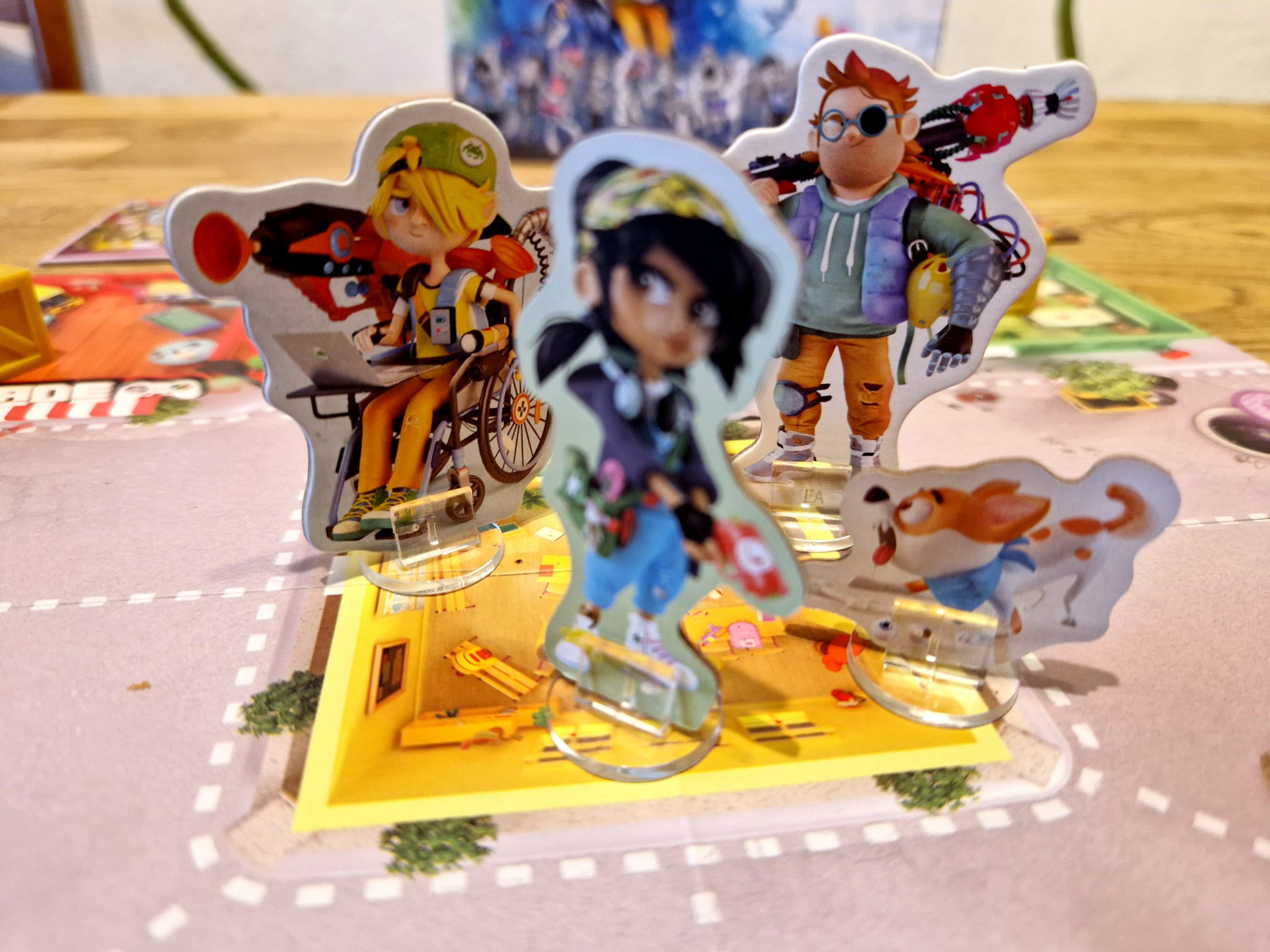 Bild mit den Spielfiguren, ein Hund, ein Mädchen, ein Junge und ein Junge im Rollstuhl