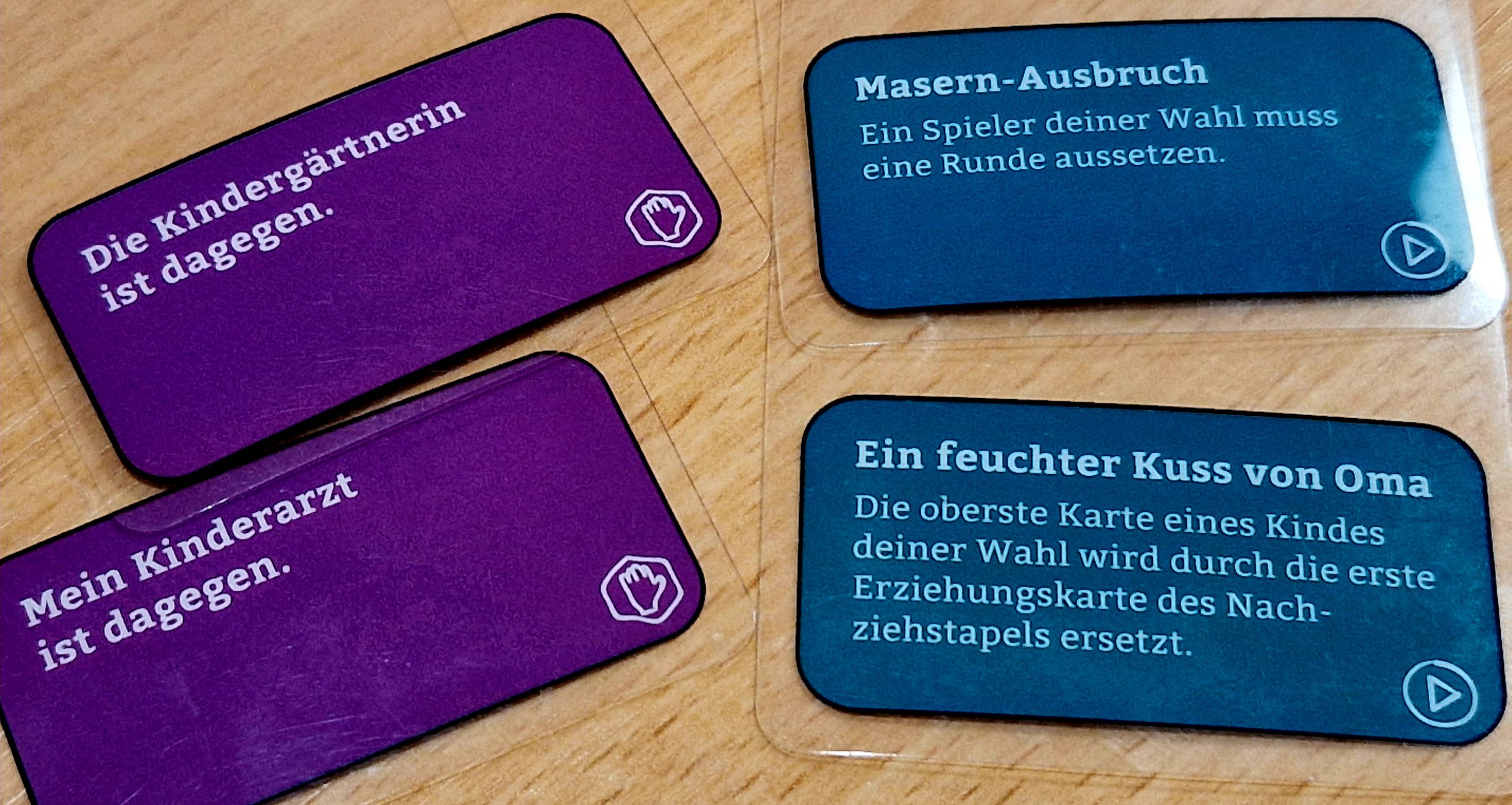 Bild einiger Karten. Z. B. Aktionskarte: Masernausbruch - Eine Spieler Deiner Wahl muss eine Runde aussetzen