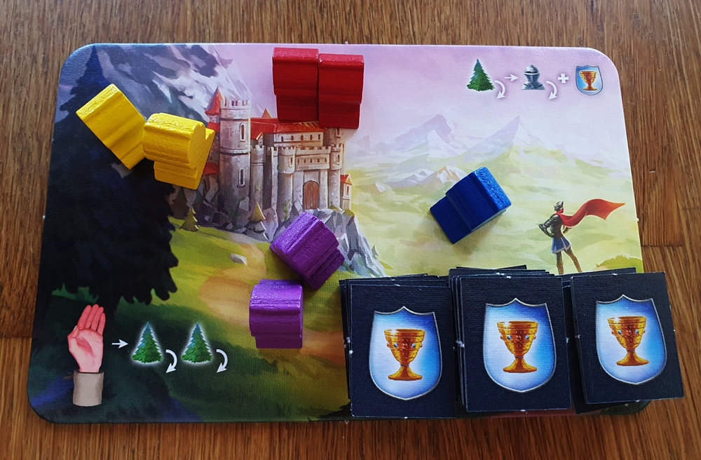 Das Spielfeld Hinterland, darauf Spielfiguren und Stapel von Gralsplättchen