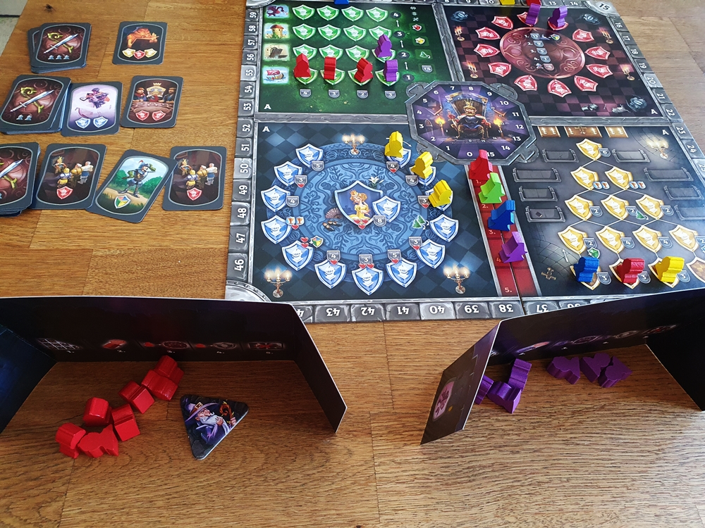 Spielbrett, 2 Sichtschirme, dahinter Spielfiguren