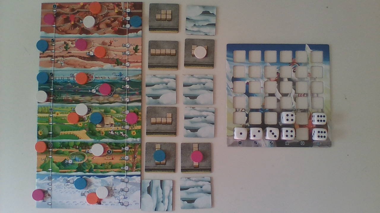 Auf dem Spielbrett liegen verteilt die verschiedenfarbige Plättchen. Daneben eine schon umgedrehte Kärtchen mit Würfelmustern. In der Würfelvorlage liegen die Würfel einsortiert