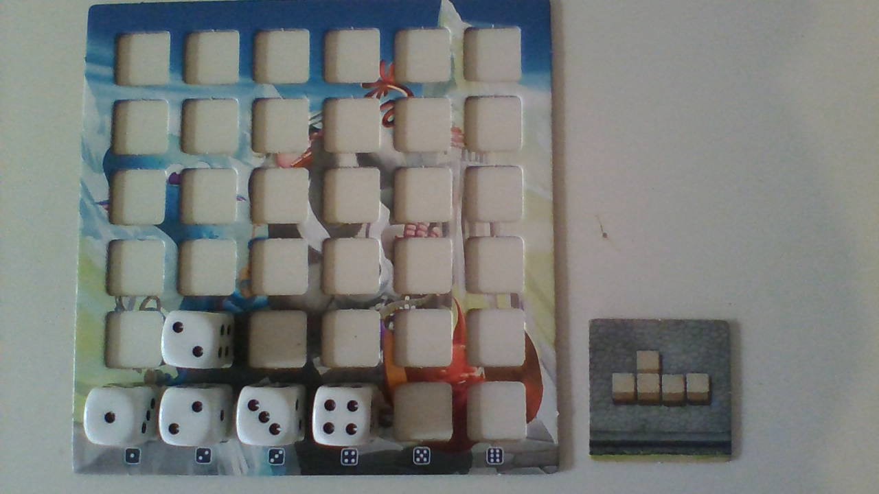 Ein neues gewürfeltes Muster in der Würfelablage und das passende Kärtchen dazu