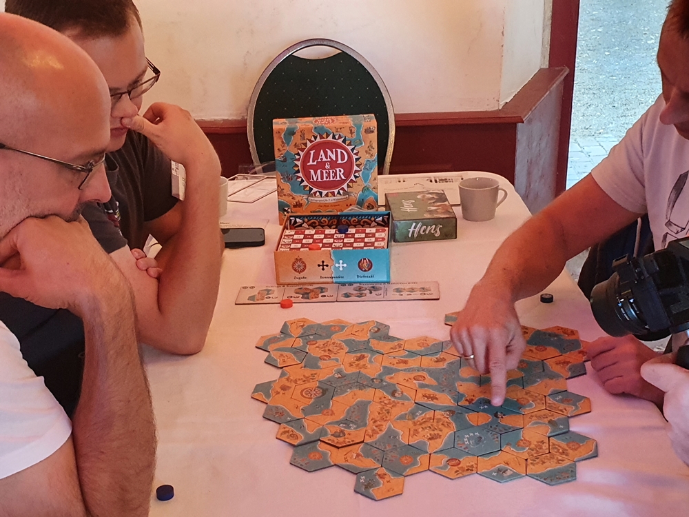 Spieltisch mit Land und Meer