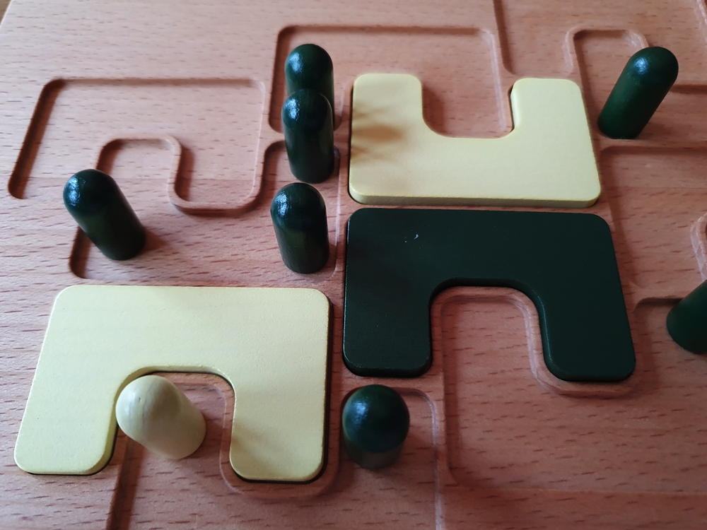 Spielsituation, drei Figuren stehen in einem Feld