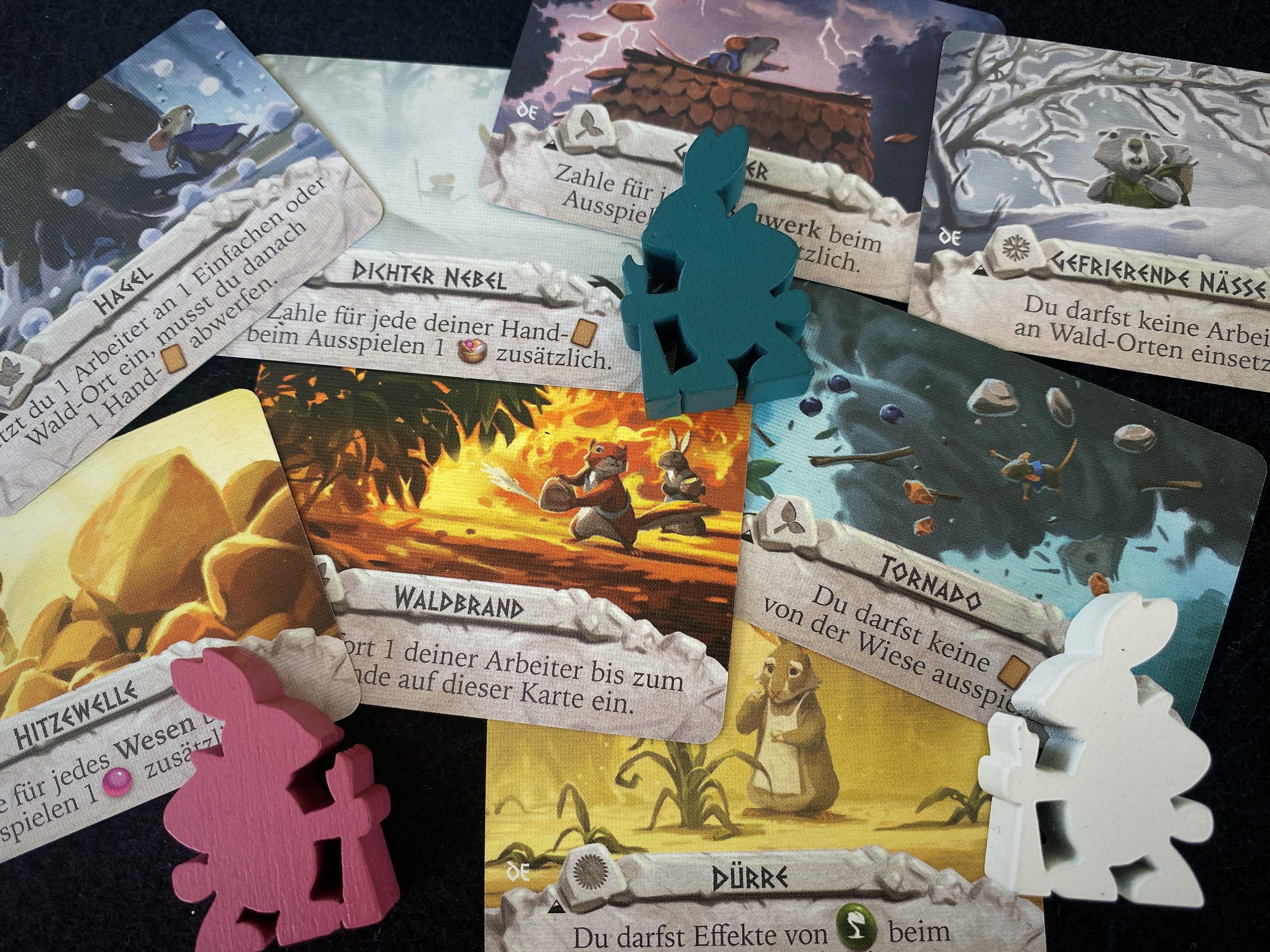 Jede Jahreszeit hat eigenes Wetter. Diese Zusatzregeln finden sich auf Karten