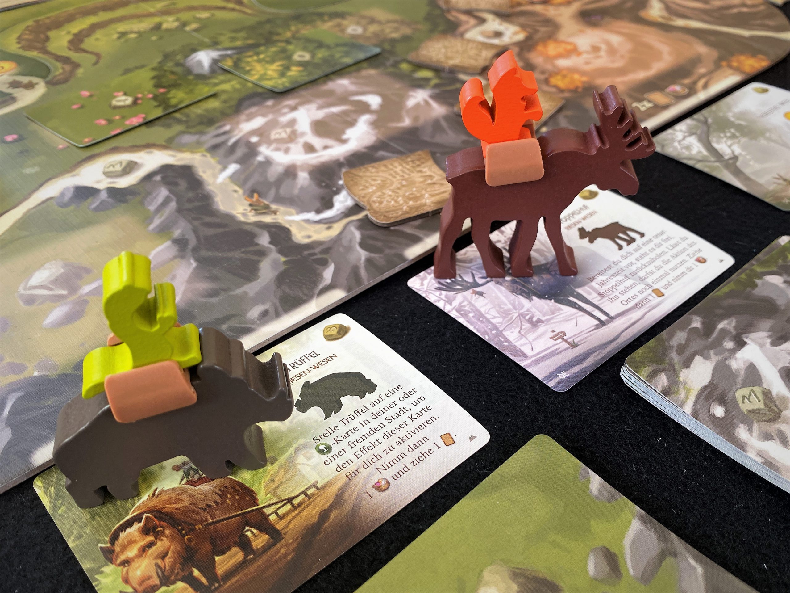 Eine Eidechse und ein Fuchs reiten auf einem Eber und einem Elch