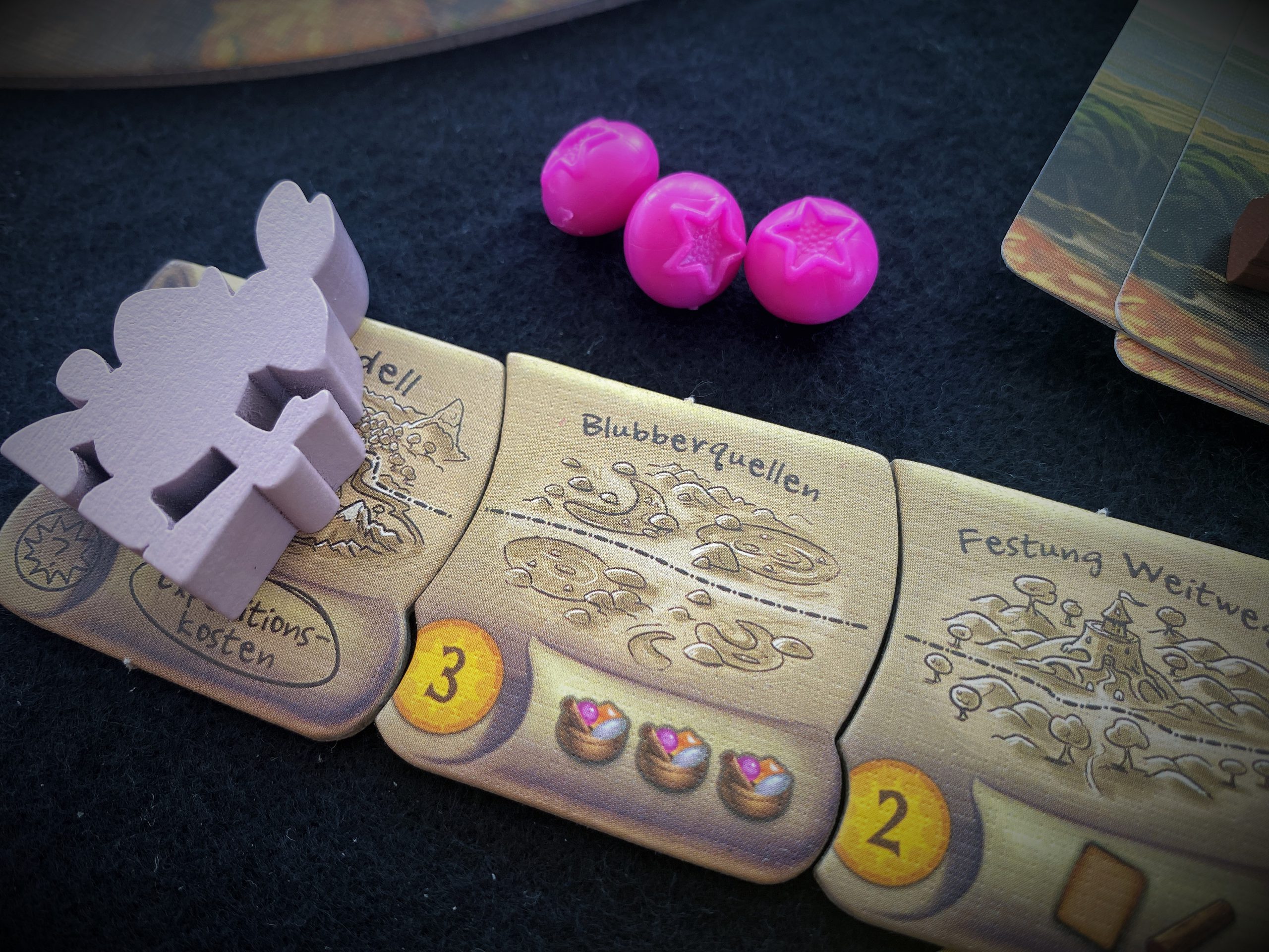 Die eigene Auslage wächst um kleine Kartenteile, die am Schluss für zusätzliche Siegpunkte sorgen können.