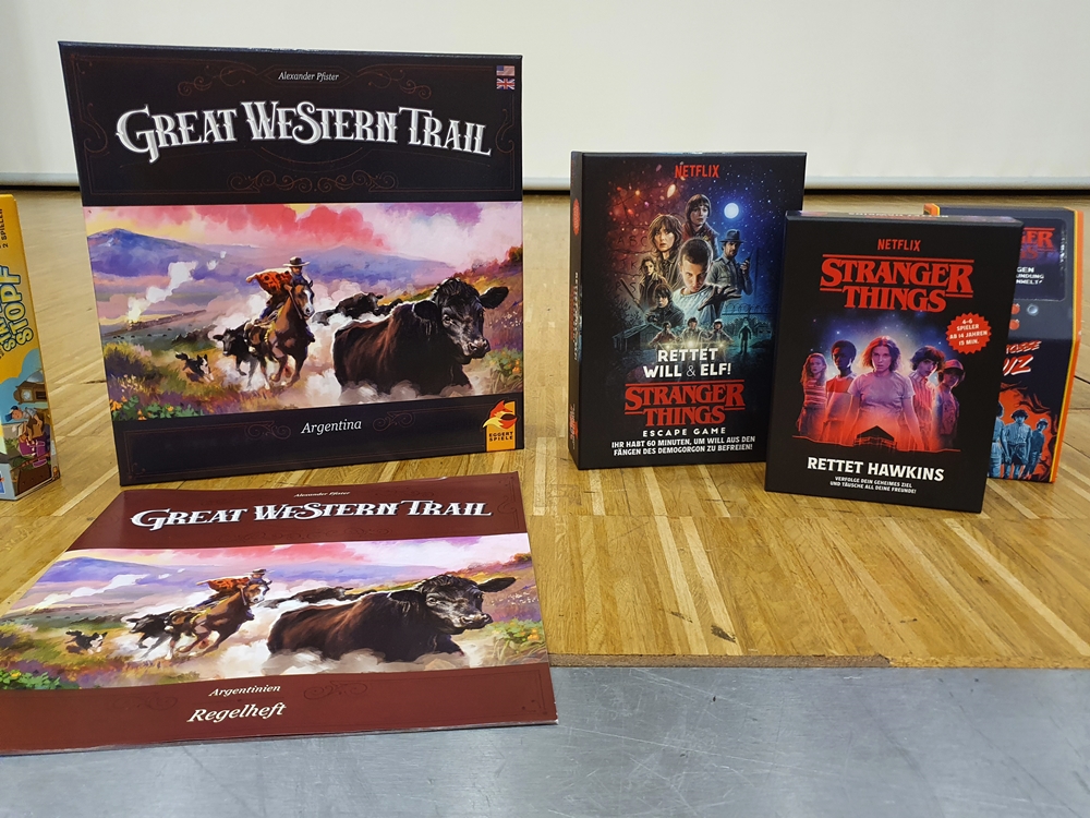 Spielekartons am Bühnenrand