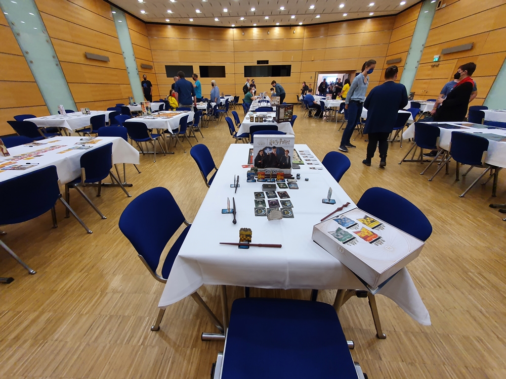 Leerer Konferenzsaal mit aufgebauten Spieletischen