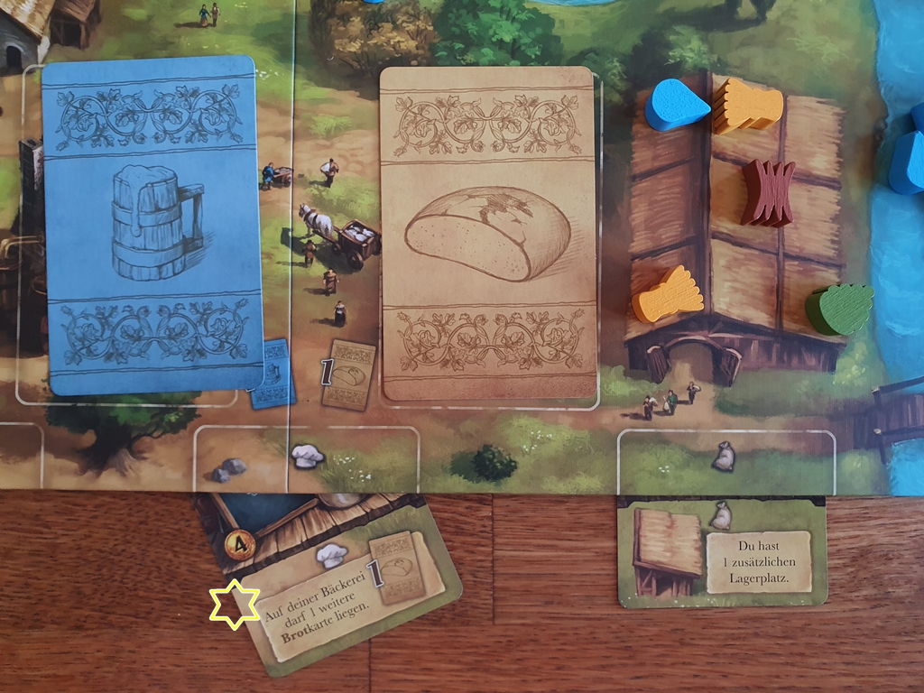 Jeweils eine Karte Bier und Brot verdeckt, es wird eine andere Karte unter den Spielplan geschoben
