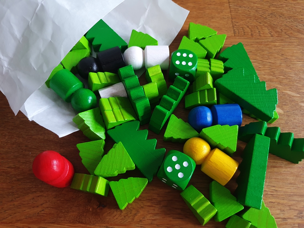 Papiertüte mit Spielmaterial aus Holz