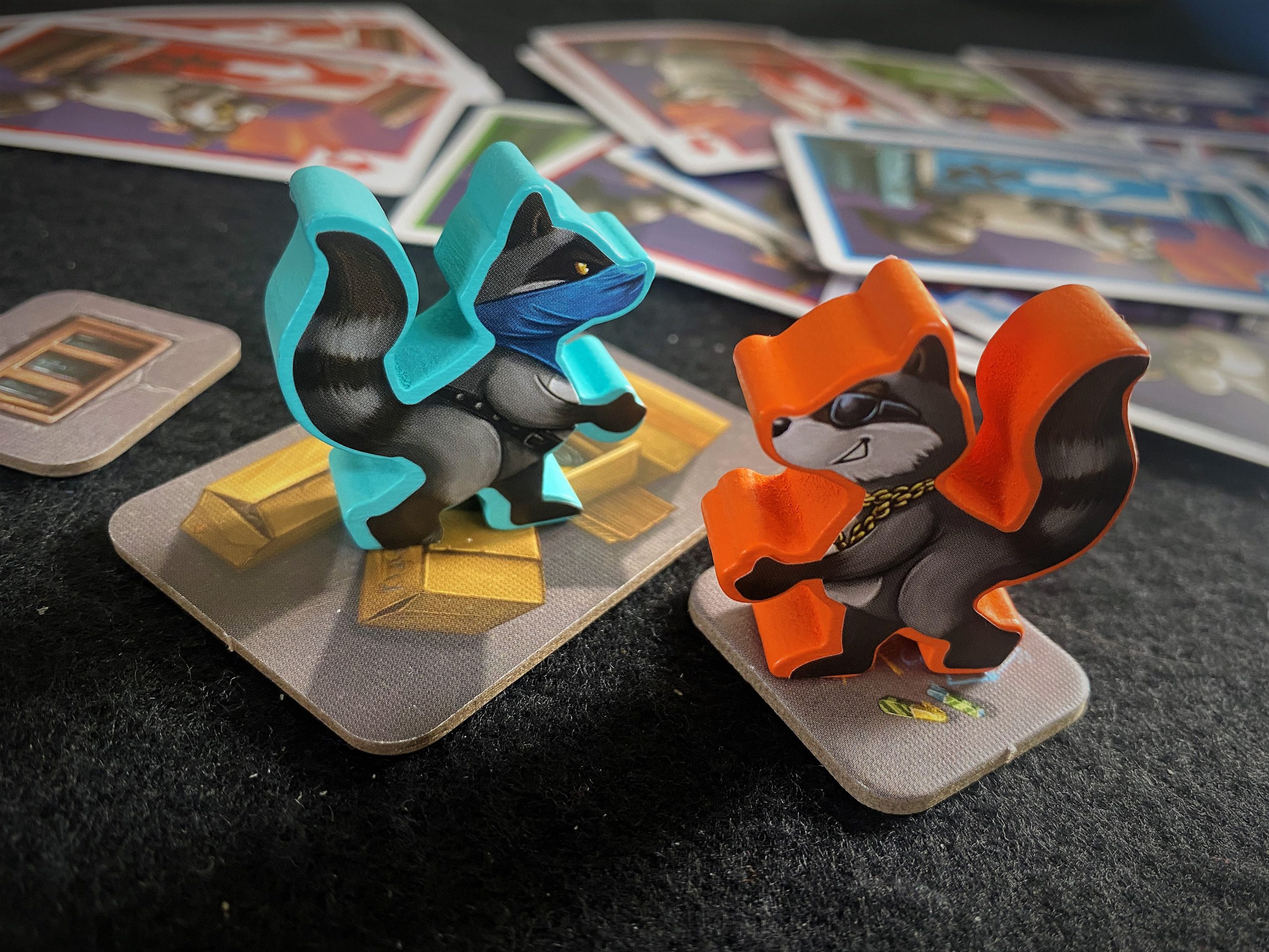 Detail-Aufnahme des orangenen und blauen Waschbär-Bosses