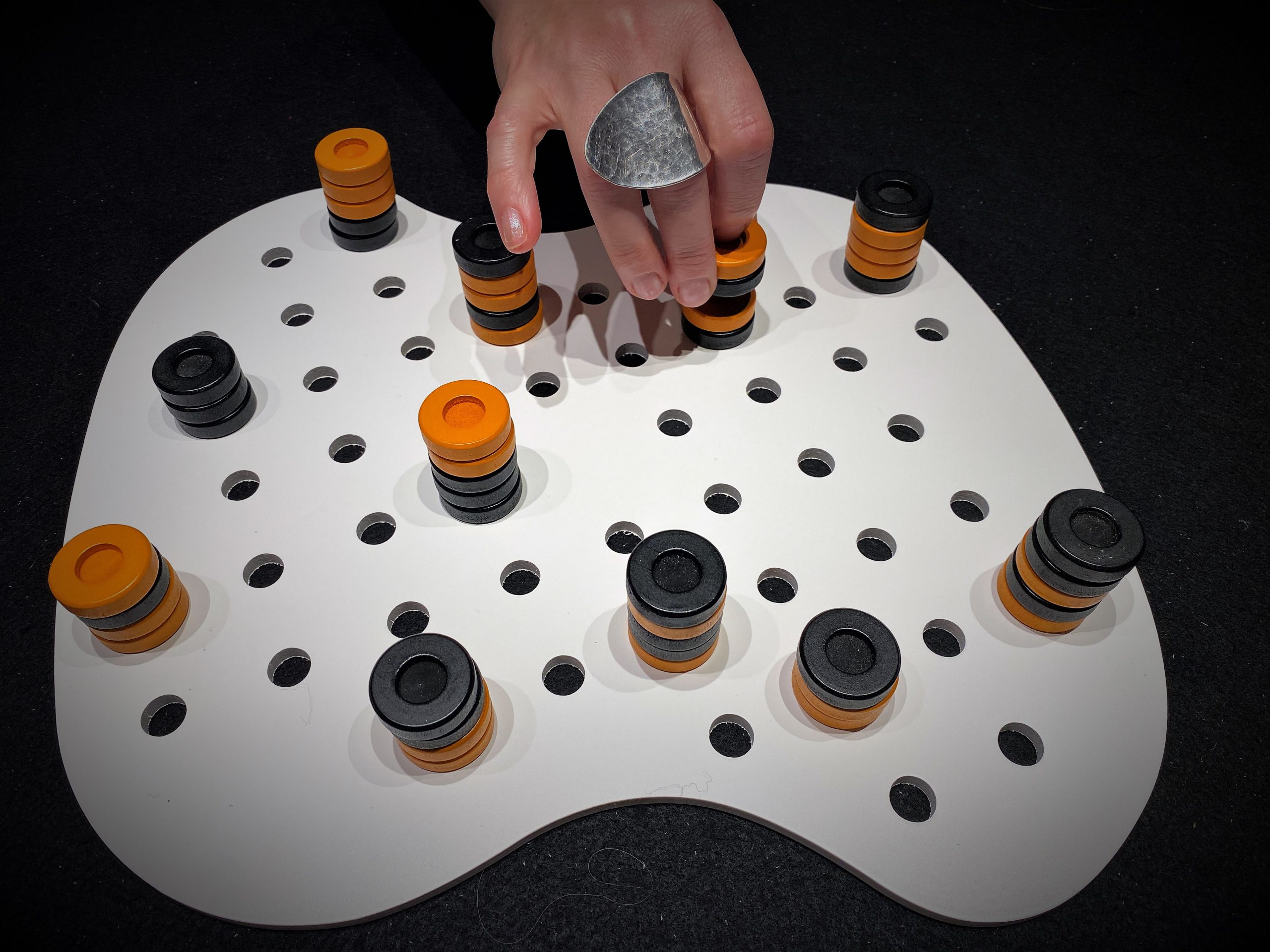 Beim Spielende gewinnt Schwarz.