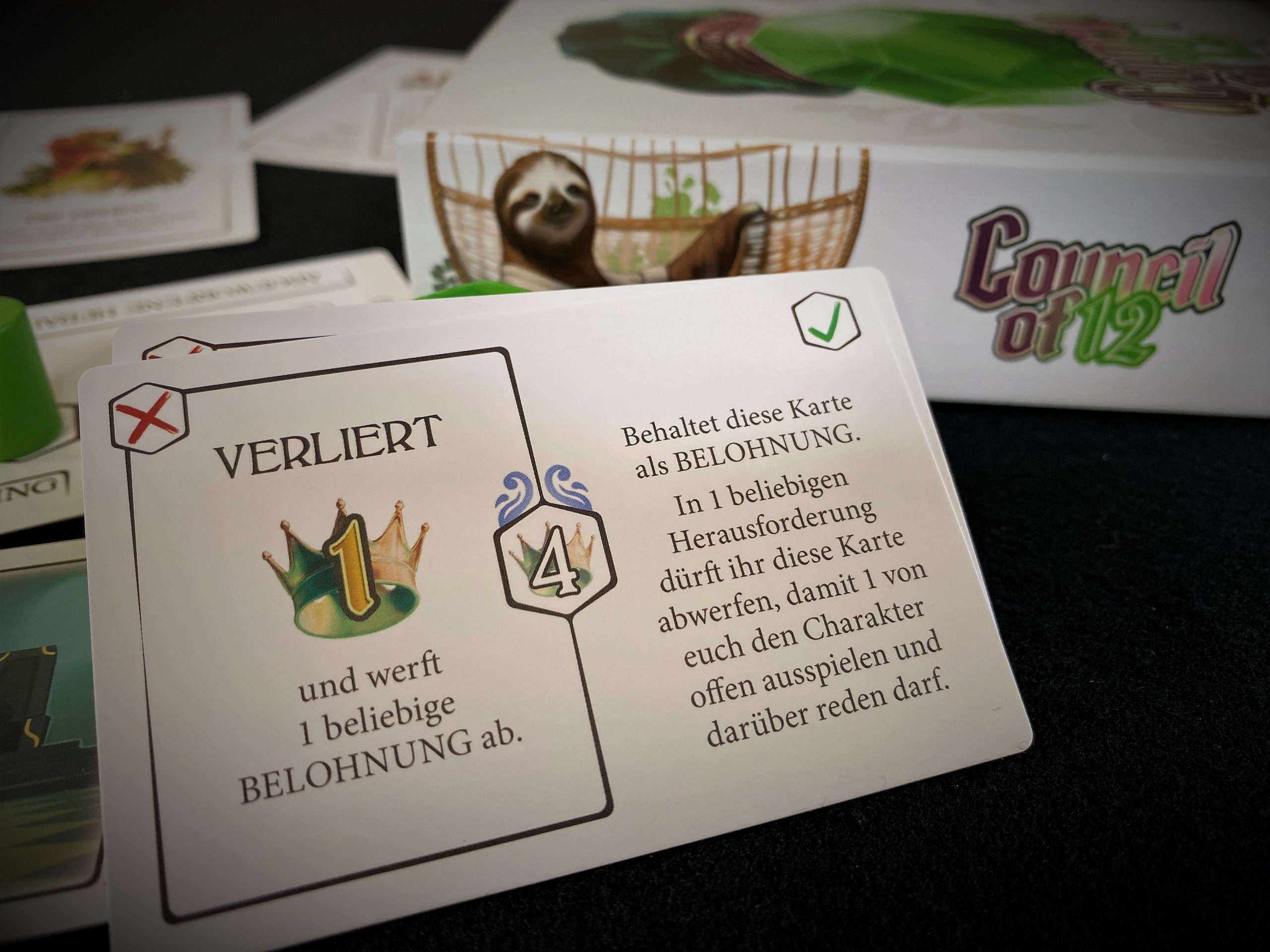 Die Rückseite einer Herausforderung nennt die Belohnung oder die Strafe