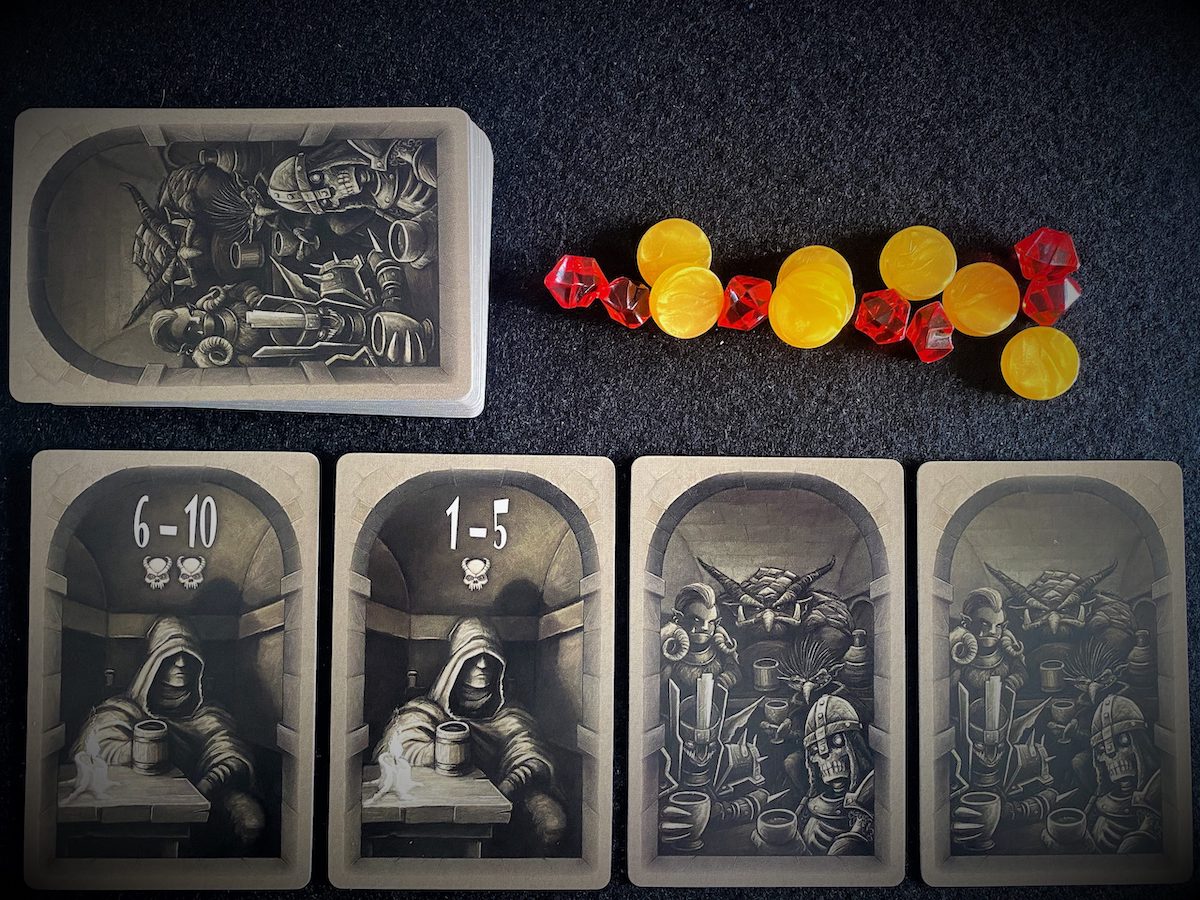 Die Kartenauslage nennt sich Taverne. Dort liegen in diesem Fall zwei Menschen und zwei Monster