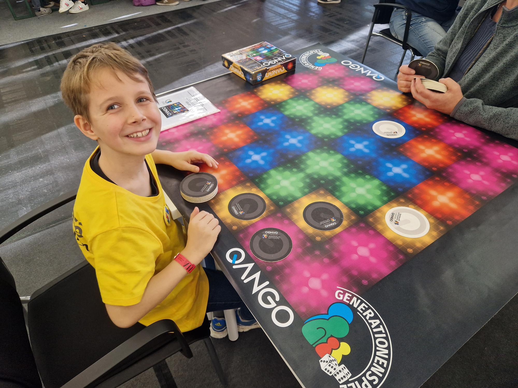 Unser jüngster Spieleerklärer zeigt Qango