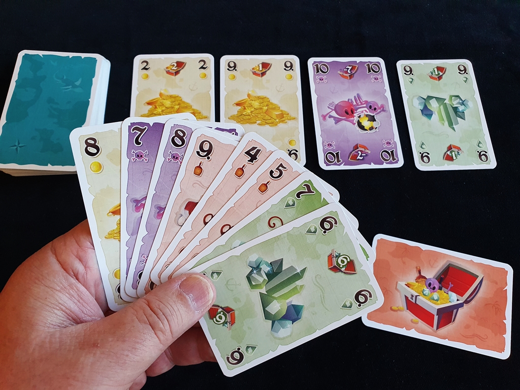 Kartenhand und Kartenauslage am Tisch