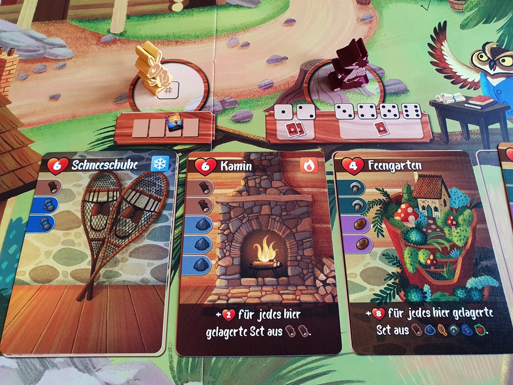 Kartenauslage auf dem Spielbrett, zwei Figuren sind hier gesetzt