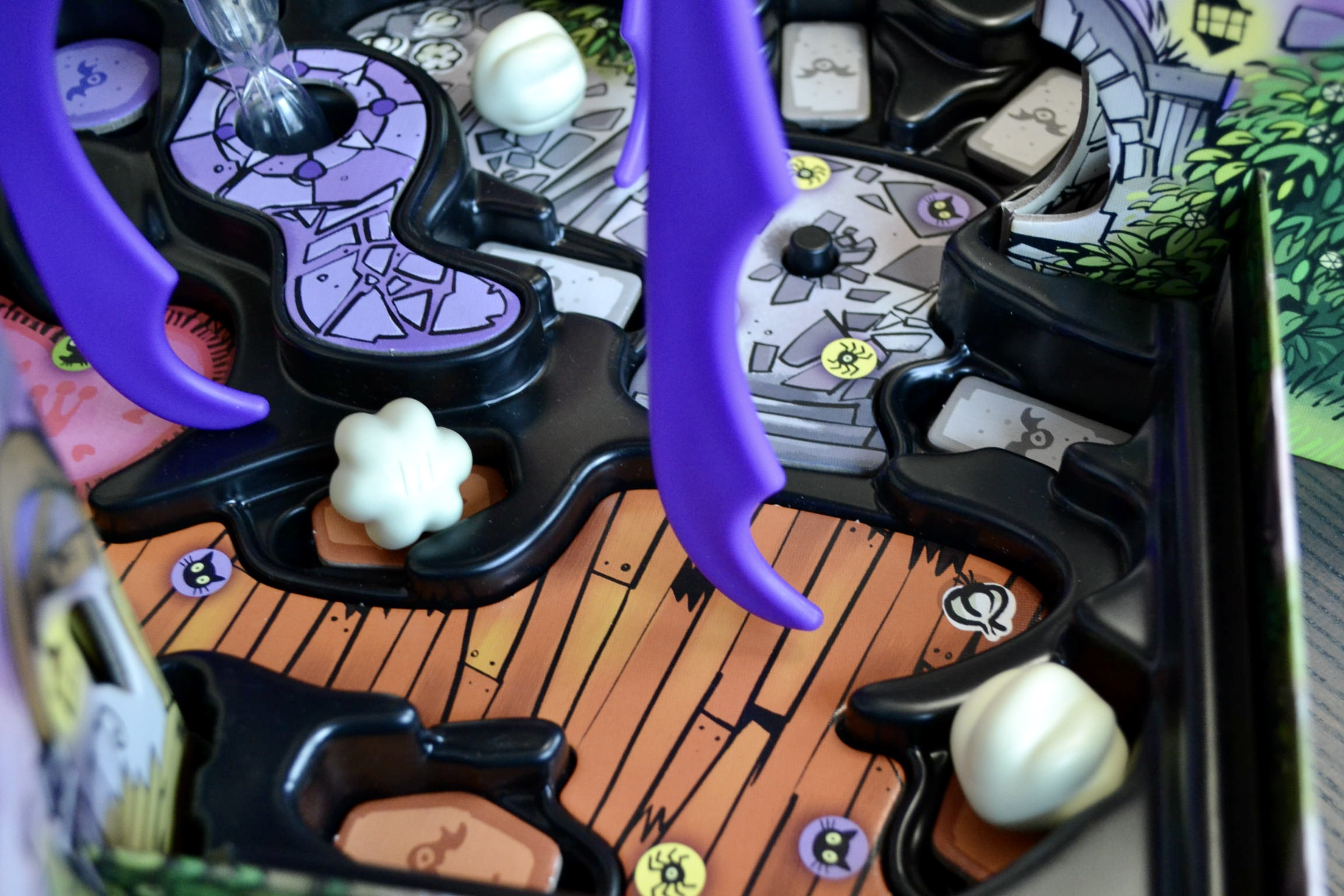 Man sieht das Spielfeld, wo sich die 3 Knoblauch-Knollen befinden. Die Sanduhr ist abgelaufen. 2 Knoblauch-Knollen sind auf einem Sarg, die darf sich nun die spielende Person nehmen