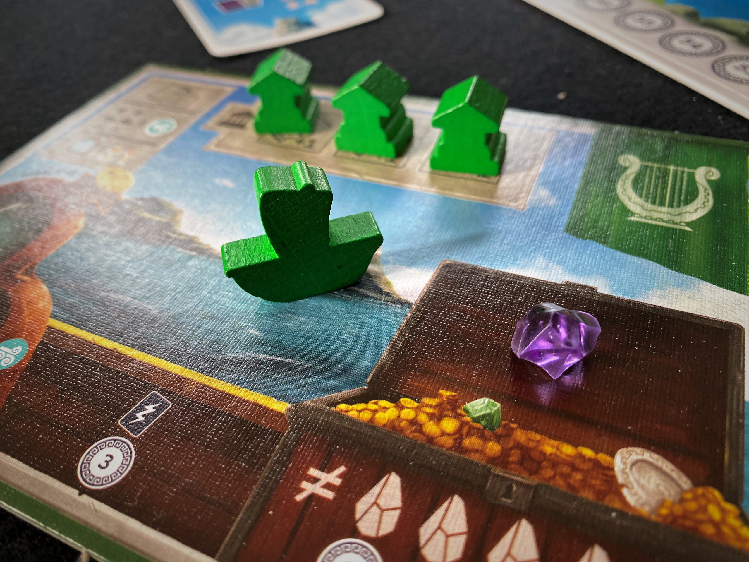 Der Blick auf das Spieltabeau verrät, dass Grün noch keine Siedlung gebaut hat