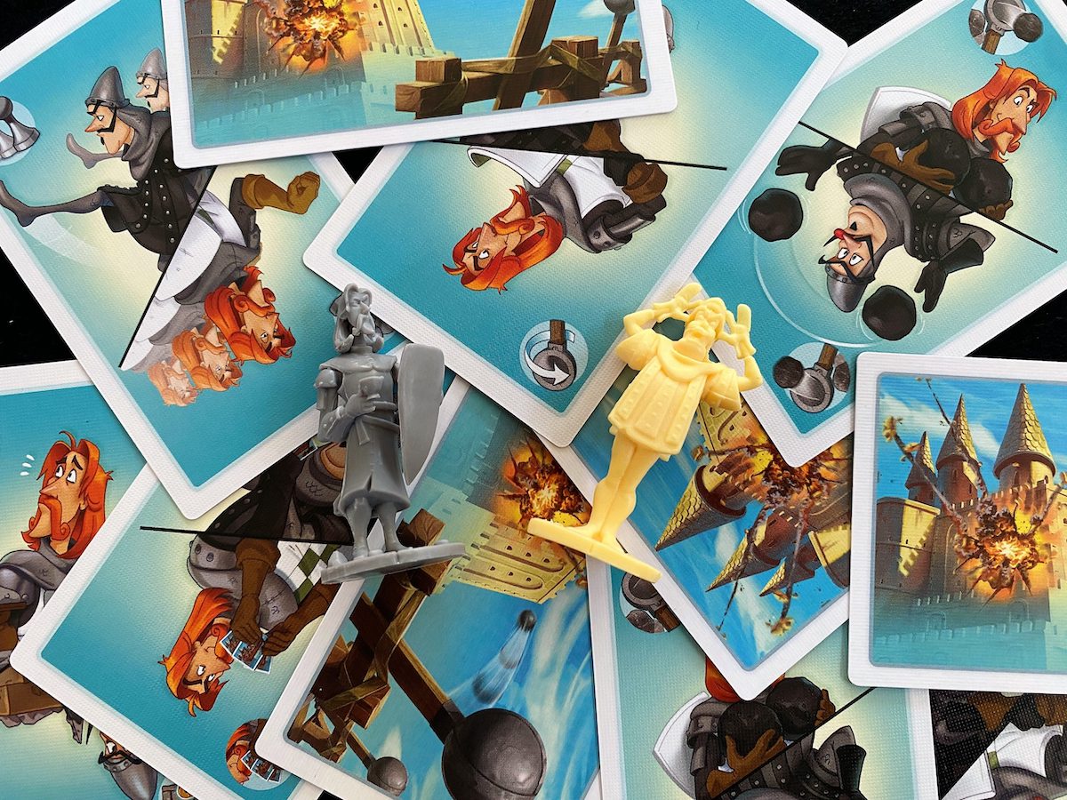 Die Aktionskarten liegen verstreut auf der Spielfläche