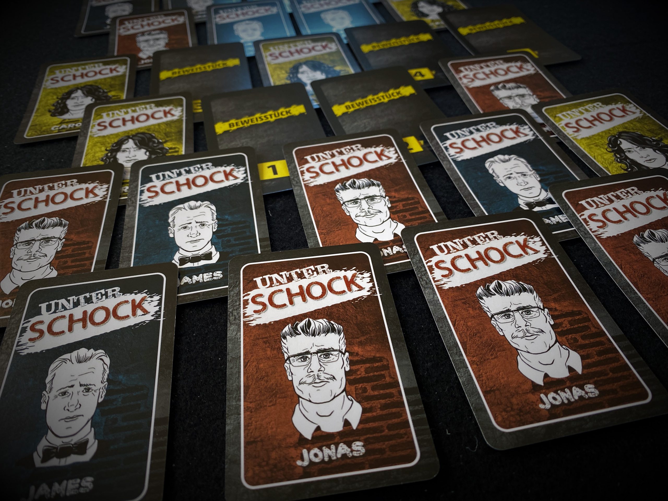 Die Karten liegen in Reihen aus. 