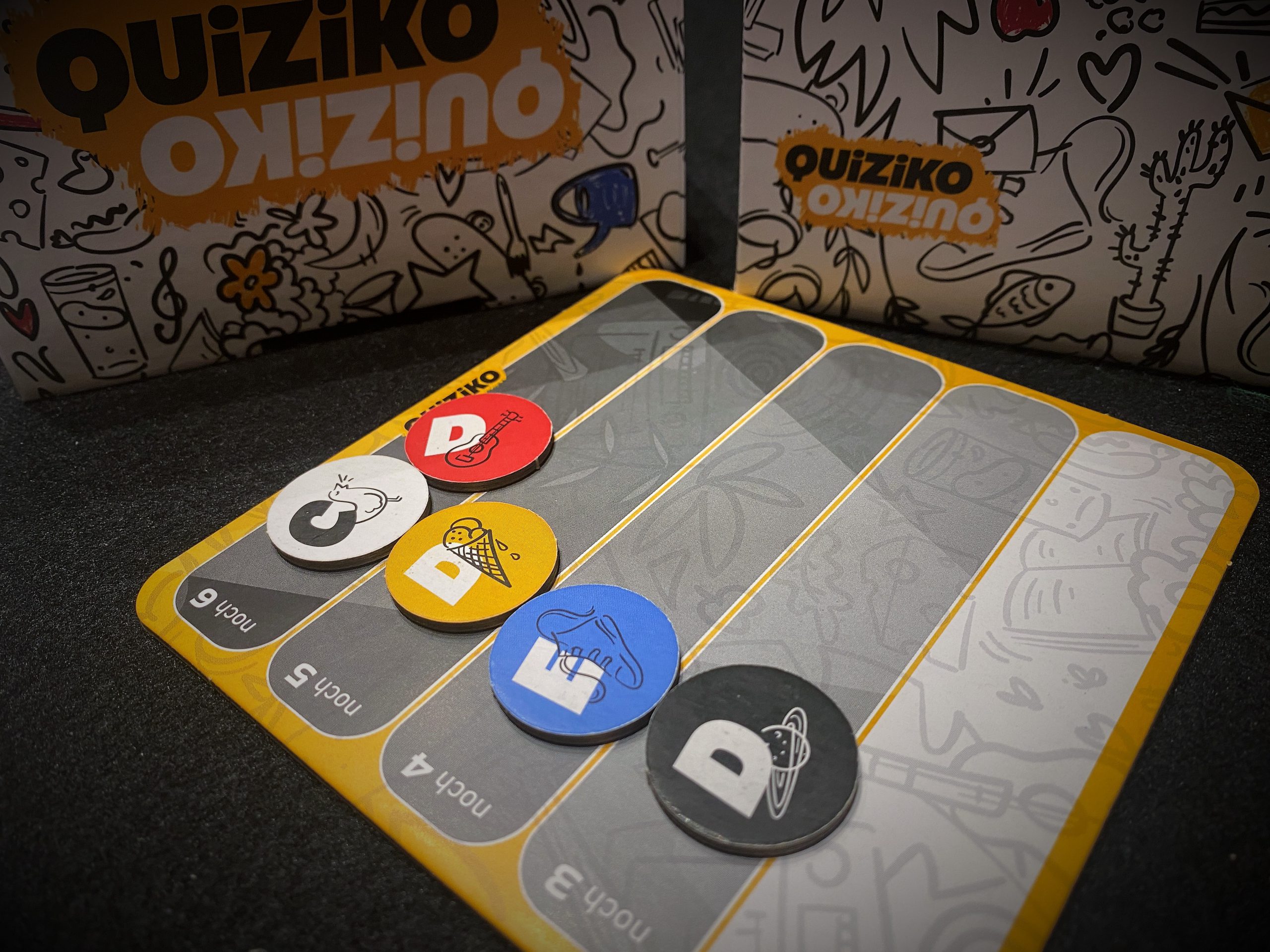 Alle haben einen Marker auf das Antwortboard gelegt. Dann werden die Marker umgedreht, sodass die Buchstaben sichtbar sind.