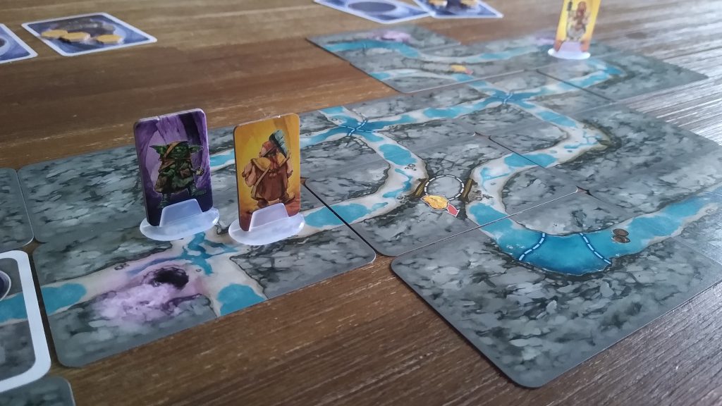 Dieses Bild zeigt, wie ein Zwerg des gelben Clans auf einen Goblin getroffen ist.