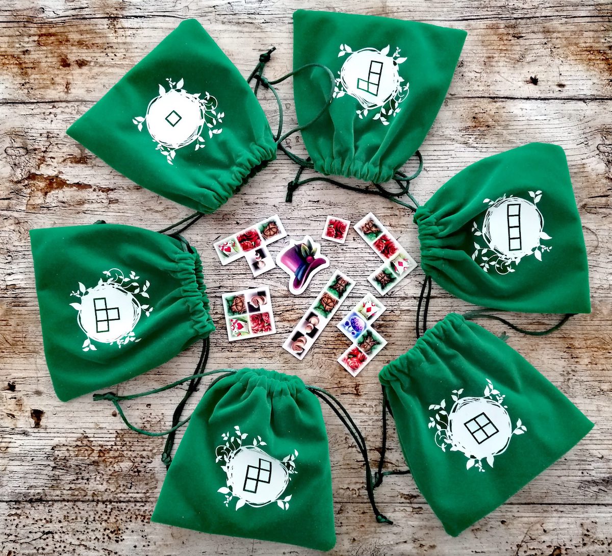 Es gibt sechs Beutel. In jedem sind bestimmte Teile enthalten. 