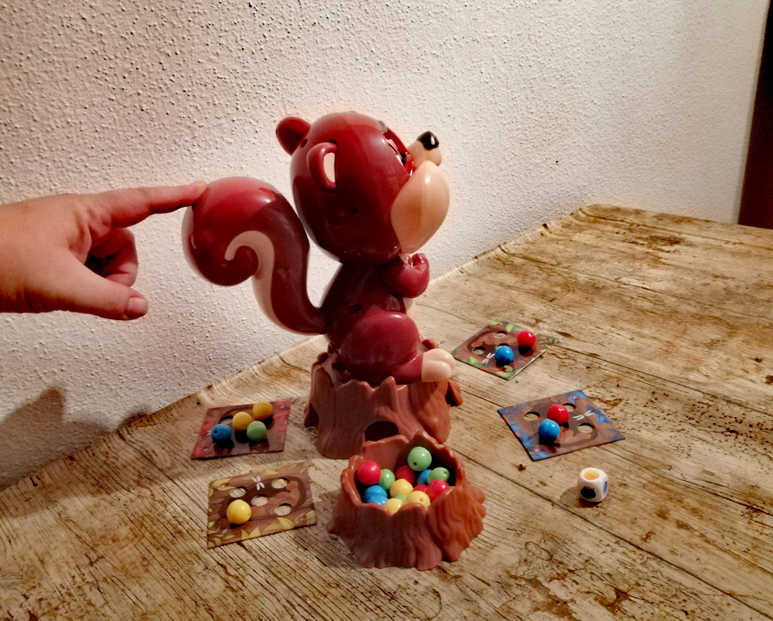 Auf dem Bild sieht man, dass schon fleißig Eicheln gesammelt wurden. Damit "Max" wieder neue aktiviert wird, muss der Schwanz langsam nach hinten gedrückt werden.