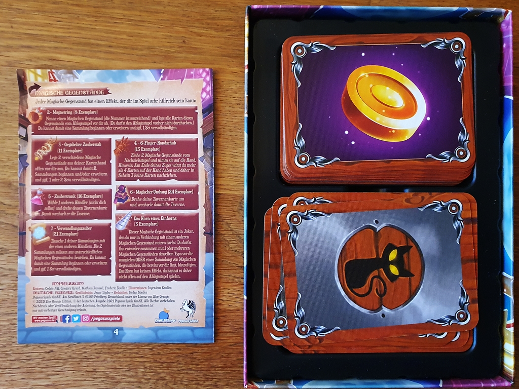 Größenvergleich Spieleschachtel und Anleitung
