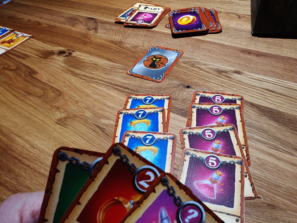 Kartenhand und Auslage eines Spielenden