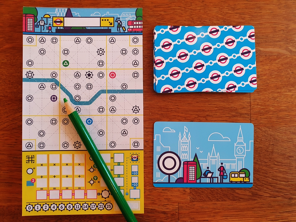 Spielstart. Block, Farbstift und Kartendeck