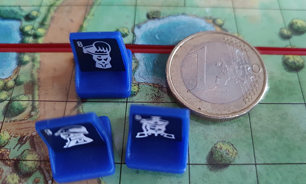 Größenvergleich der Spielfiguren mit einer Euromünze