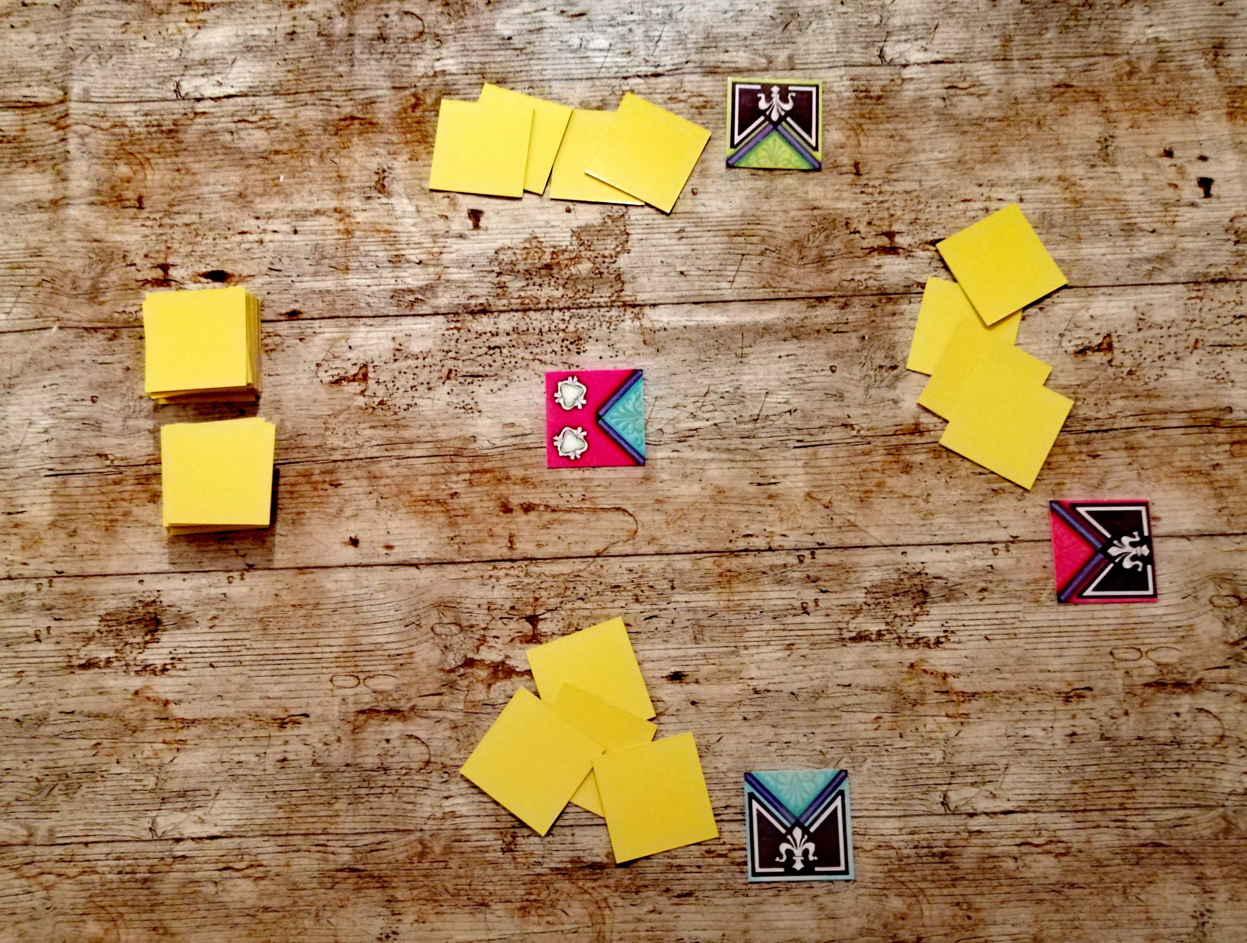 Alle haben die gleiche Ausgangsposition. Es wird nach und nach ein Plättchen gelegt. 