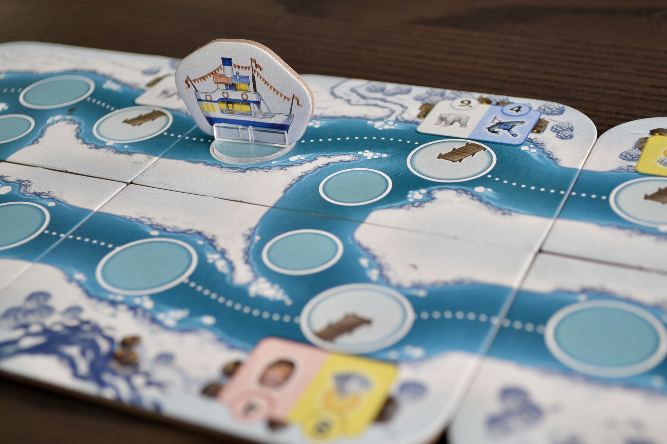 Das Schiff wie es entlang des Flusses zwischen verschiedenen Dörfer liegt und wo von dort aus die Touren gemacht werden können