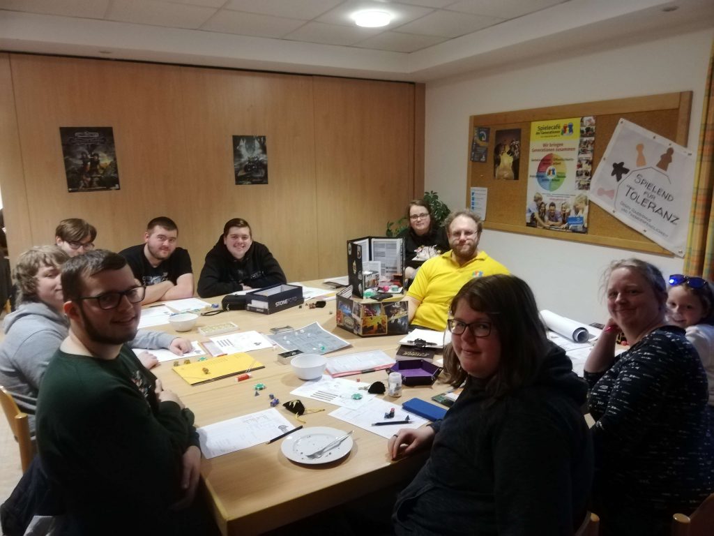 Großer Tisch mit weiteren Teilnehmern