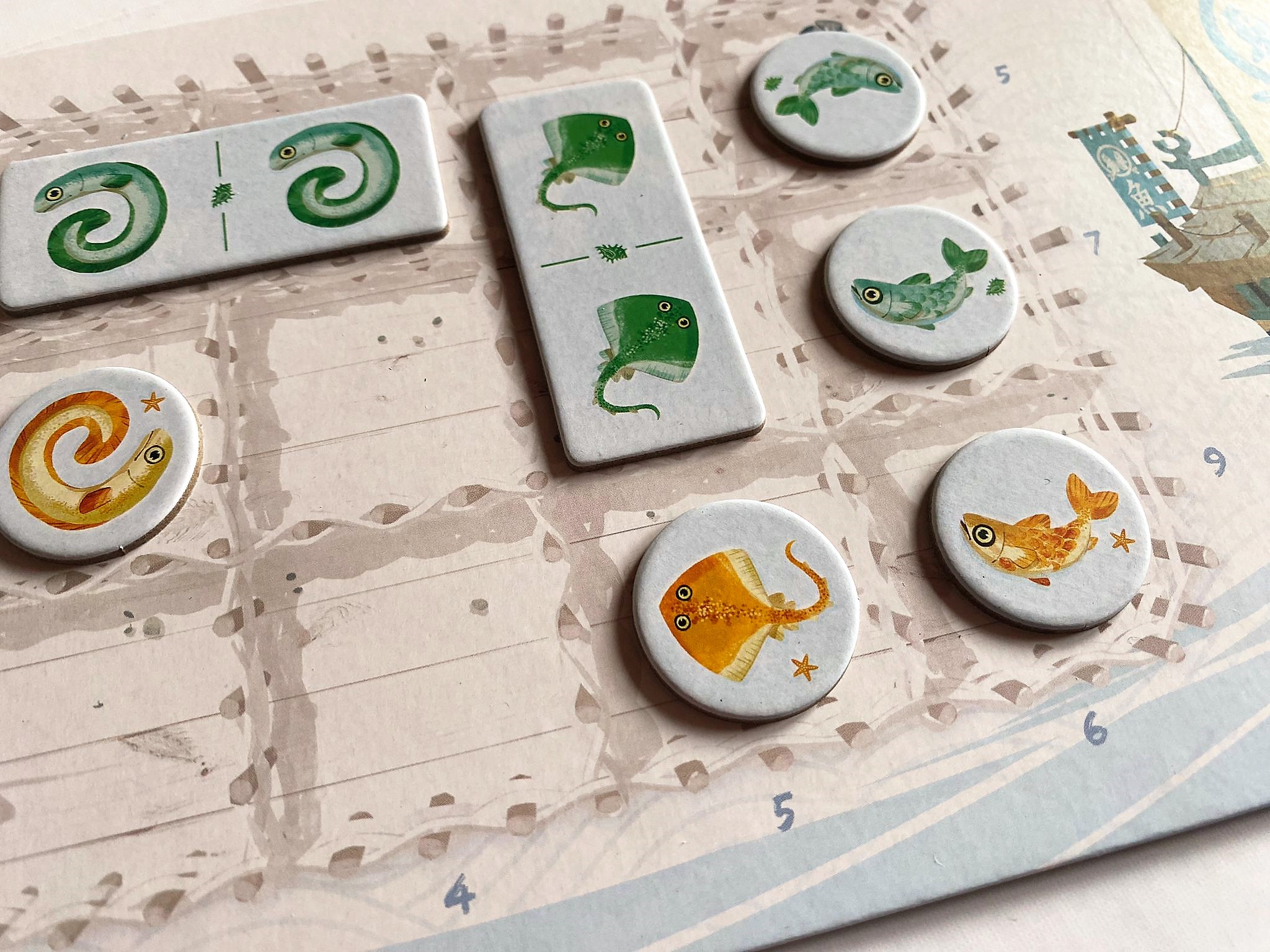 Gesammelte Plättchen auf einem Spielertableau