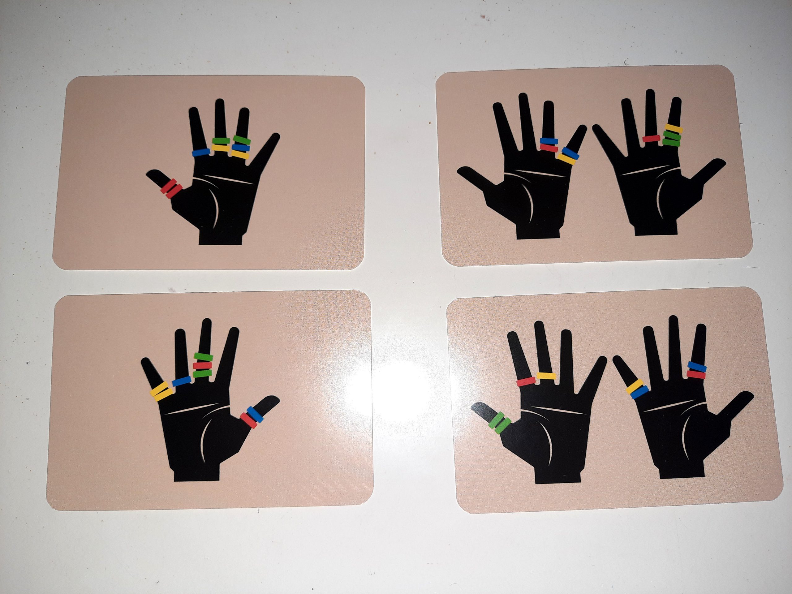 Vier Karten mit der "Aufgaben-Seite" liegen auf dem Tisch.