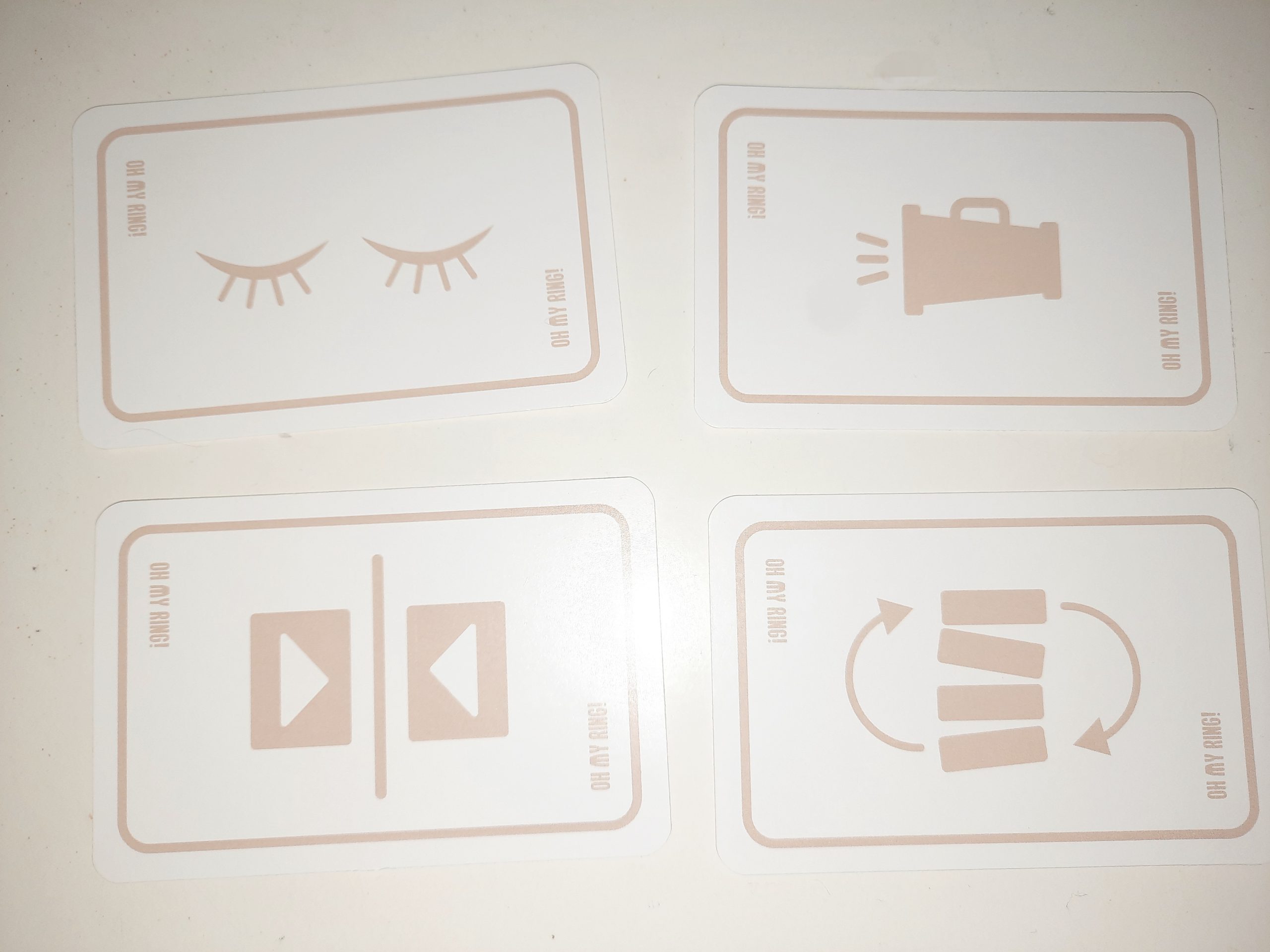 Vier Karten liegen mit der "Einschränkungs-Seite" auf dem Tisch