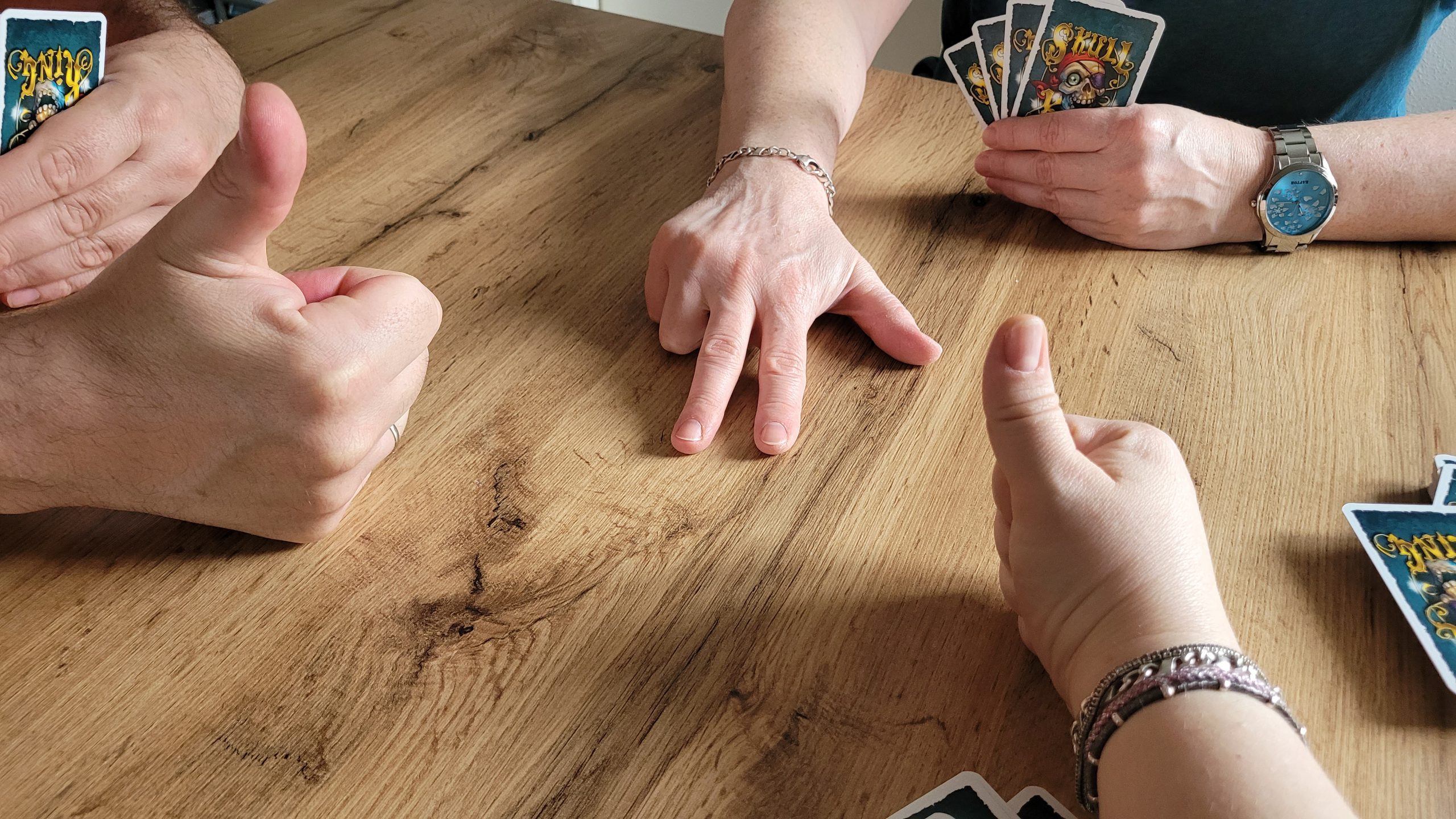 Jeder Spielende zeigt seine Stiche an