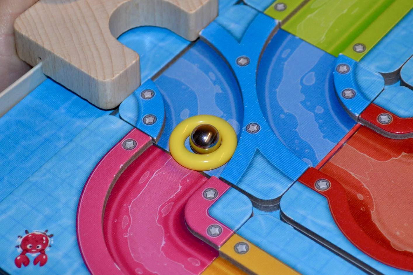 Die Kugel mit dem gelben Ring fährt die Strecke auf den Plättchen entlang