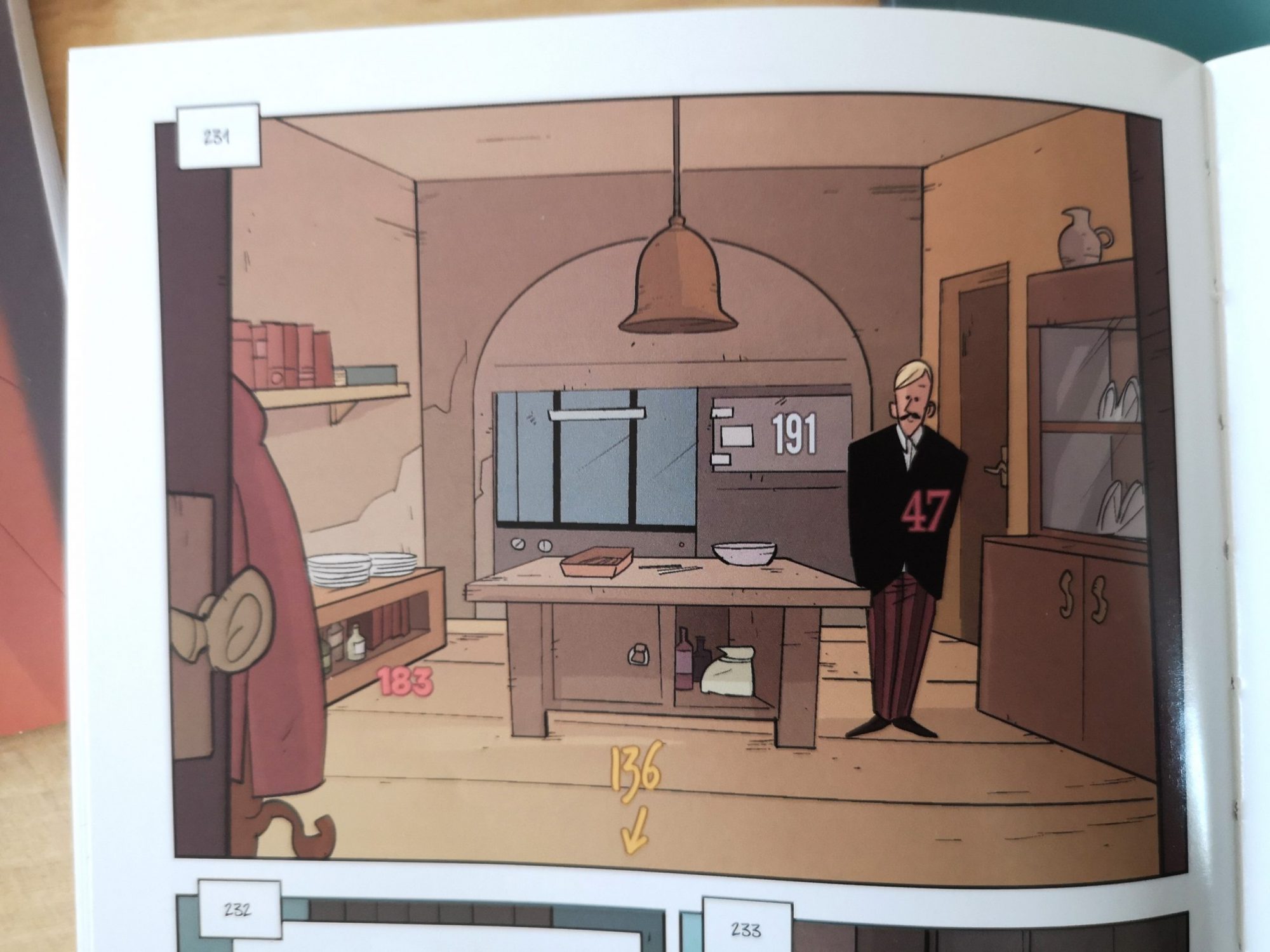 Das Comic-Panel zeigt eine Küche, in welcher ein Butler steht. Der Butler, ein Schrank, eine Luke sind mit Nummern versehen.